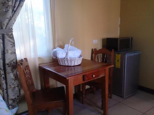 Una habitación con una mesa con una cesta. en Hotel Santa Barbara Tikal en Flores