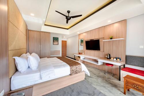 Habitación de hotel con cama y TV en Dedanau Hotel en Bedugul
