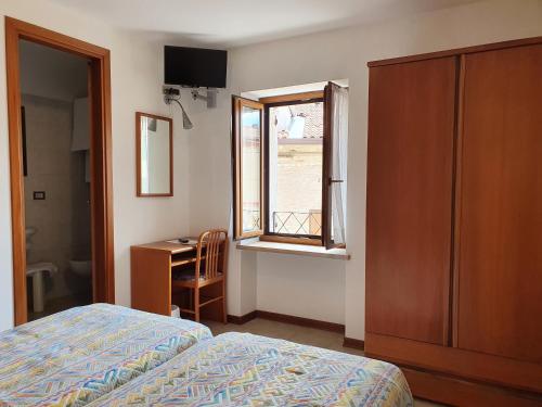 Een bed of bedden in een kamer bij Albergo Speranza Spiazzi di Monte Baldo