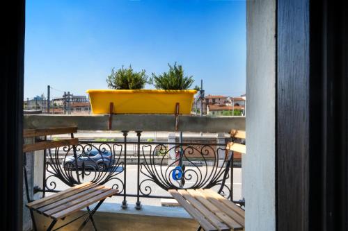 En balkon eller terrasse på Al Binario Brescia