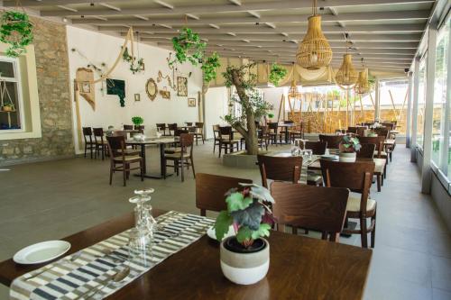 um restaurante com mesas e cadeiras num quarto em Hotel Santorini em Fira