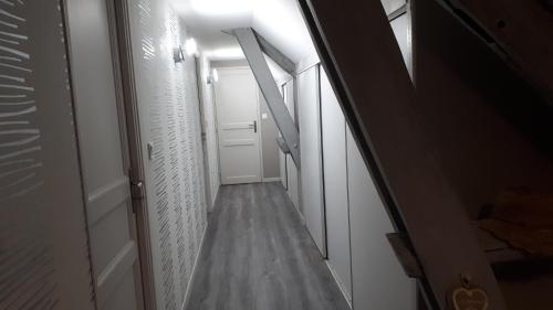 un pasillo vacío con una escalera que conduce a una habitación en Chez Lydie et Jean Paul en Vignoux-sur-Barangeon