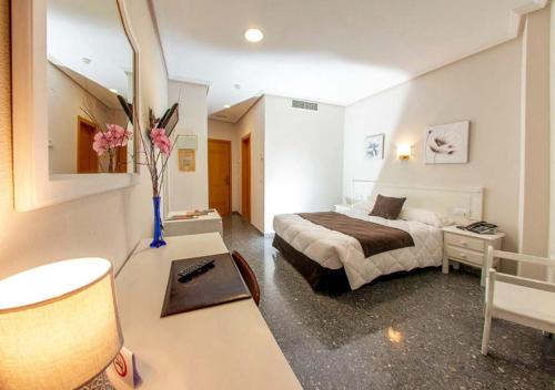 Postel nebo postele na pokoji v ubytování Hospedium Hotel Don Jose