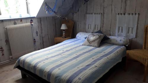 een slaapkamer met een bed met een hartkussen erop bij Chez Lydie et Jean Paul in Vignoux-sur-Barangeon