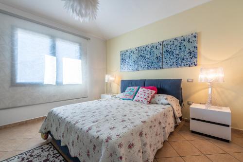 a bedroom with a bed and a window at Casa Rebecca in Settimo San Pietro