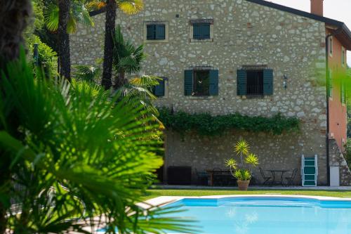 a building with a swimming pool in front of a building at Villa Vitis in Negrar