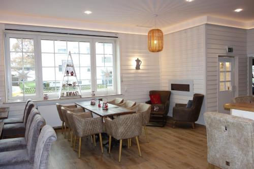 a dining room with a table and chairs at Hotel Pfennigskrug in Herford