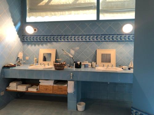 een badkamer met 2 wastafels en 2 spiegels bij Vaste chambre proche Toulouse dans Toulousaine 18ème in Bouloc