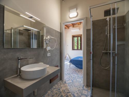 y baño con lavabo y ducha. en B&B Il Gelso Rooms, en Terme Vigliatore