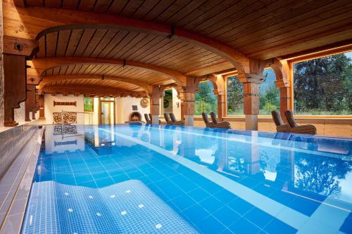 an indoor swimming pool with a wooden ceiling at Hotel Prinz-Luitpold-Bad in Bad Hindelang