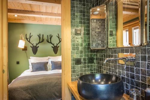 baño con lavabo grande y cama en Les Rives d'Argentière, en Chamonix-Mont-Blanc