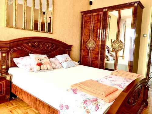 um quarto com uma cama com um urso de peluche em Cracow. Villa Cherubin Garden em Cracóvia