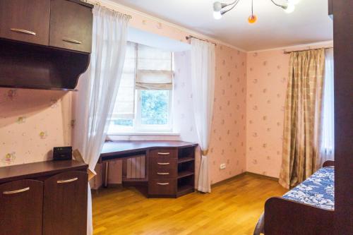 Habitación pequeña con escritorio y ventana. en Рыбальская 8 en Kiev