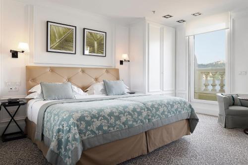 
a hotel room with a bed and a dresser at Hotel de Londres y de Inglaterra in San Sebastián
