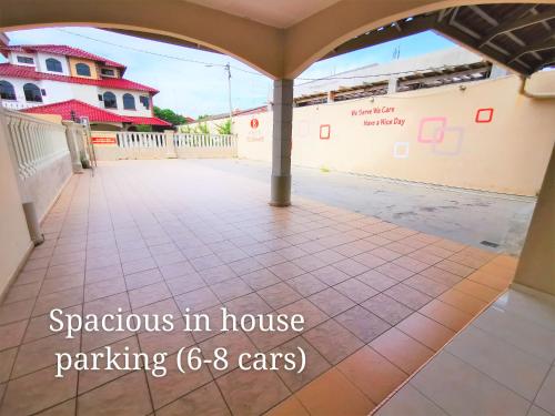 une terrasse dans une maison avec les mots spazios dans le parking de l'établissement dans l'établissement Warni Villa 8 Whole Or Room, à Muar