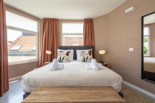 una camera da letto con un letto e una grande finestra di SHWAY - The Suit ad Anversa