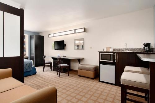 Zona d'estar a Microtel Inn & Suites by Wyndham Waynesburg