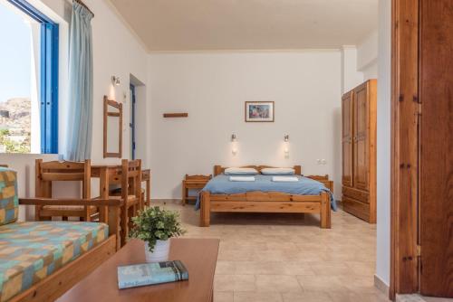 una camera con letto e un soggiorno di Anthea Apartments a Palaiochóra