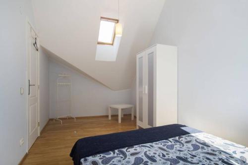 Säng eller sängar i ett rum på PRIVATE SAUNA & 4 bedrooms Old Town Rooftop Apartment