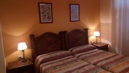 a bedroom with two lamps and a bed at Hostal Casa Sario in Jaurrieta