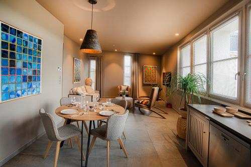 - une salle à manger avec une table et des chaises dans l'établissement The View - Gite Sancy, à Montpeyroux