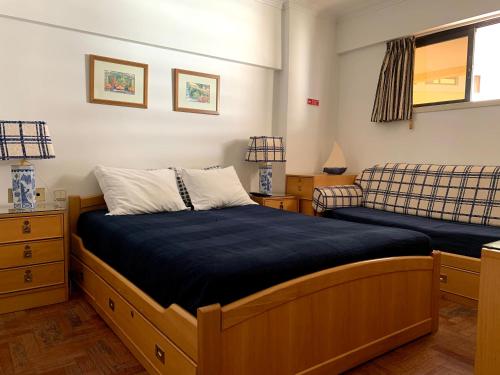 1 dormitorio con 2 camas y sofá en Discovery Apartment Vilamoura en Vilamoura