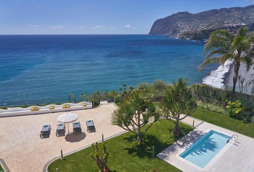 una vista aerea di un resort con piscina e oceano di Golden Residence Hotel a Funchal