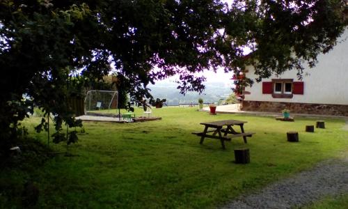 un parque con una mesa de picnic y una pelota de fútbol en Lastalia, en Ilharre