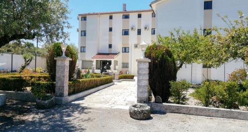 a building with a pathway in front of a building at Hotel Mateus in Fátima
