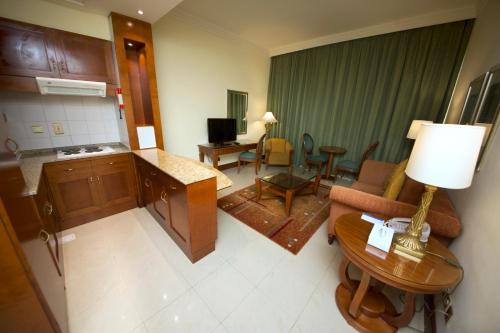 Cucina o angolo cottura di City Seasons Suites