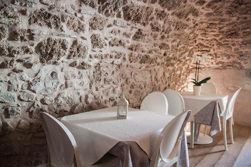 A restaurant or other place to eat at Locanda Al Castelletto