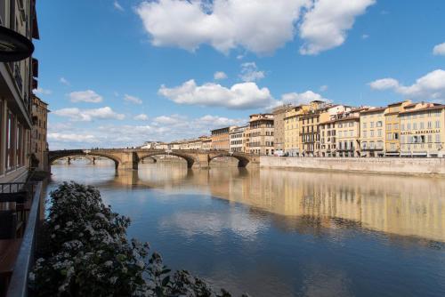 PONTE VECCHIO LUXURY AND STYLISH APARTMENT