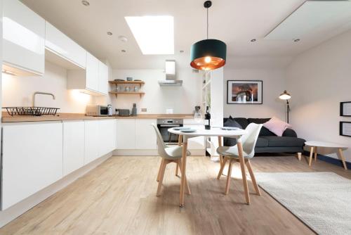 Kuchyň nebo kuchyňský kout v ubytování Cedar Apartments