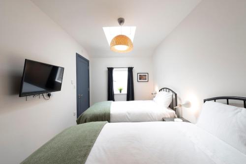 Postel nebo postele na pokoji v ubytování Cedar Apartments