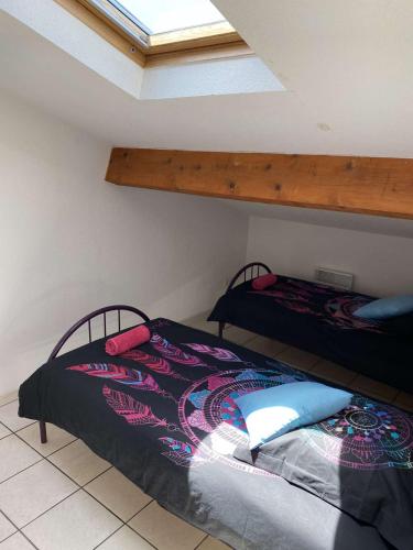 deux lits jumeaux dans une chambre avec fenêtre dans l'établissement Saint-Pierre-la-Mer - Narbonne Plage Location T3 Climatisée, à Saint Pierre La Mer