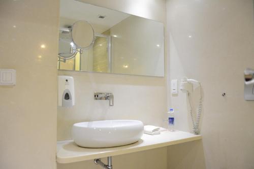 Et badeværelse på Hotel Godwin Deluxe -Near New Delhi Railway Station - Paharganj