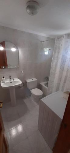 ラ・マタにあるParque Mar Apartment 4269のバスルーム(洗面台、トイレ、バスタブ付)