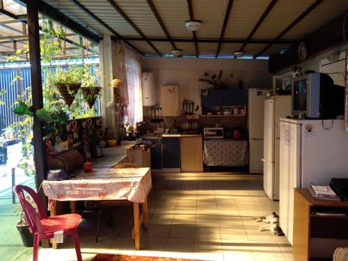 アルヒーポ・オシポフカにあるGuest House Vishnevaya 28aのキッチン(テーブル、冷蔵庫付)