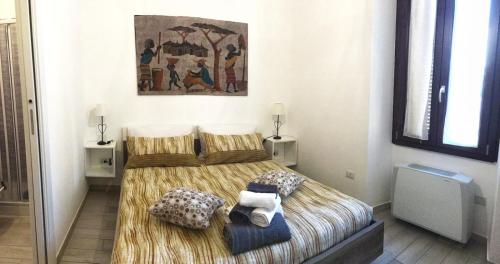 a bedroom with a bed and a painting on the wall at B&B MaryGrace in Alghero