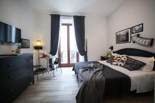 una camera da letto con un letto, un tavolo e una scrivania di Maison Coquette a Roma