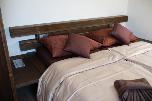 Una cama o camas en una habitación de Apartmány VÍNO HRUŠKA Pardubice