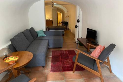 a living room with a couch and a table at Werfkelder aan de Oudegracht in Utrecht