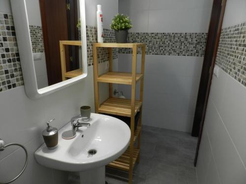 uma casa de banho com um lavatório e um espelho em Casa Lola, La Plazoleta em Vejer de la Frontera