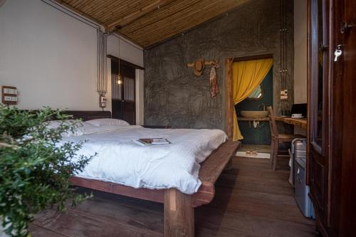 Un dormitorio con una cama grande en una habitación. en Leranda Homestay, en Hue