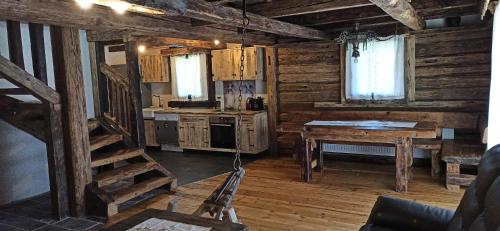 eine Küche mit einem Herd und einem Tisch in einer Hütte in der Unterkunft Chalets Toplak in Sveti Duh na Ostrem Vrhu