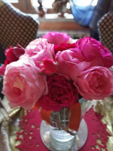 a vase filled with pink flowers on a table at B&B Villa Milena in Ariano Irpino