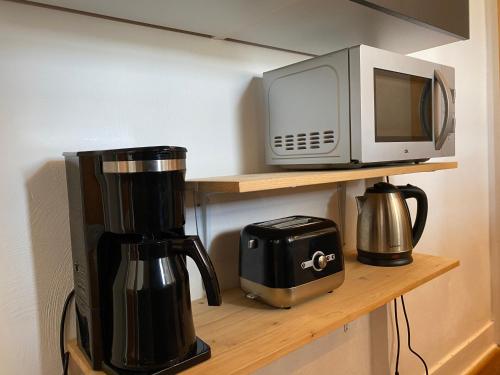 a coffee maker and a microwave on a shelf at Alte Schule 3, Urlaub wo einst die Dorfschule war in Kall