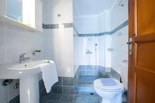 YénionにあるGialosのバスルーム(洗面台、トイレ付)