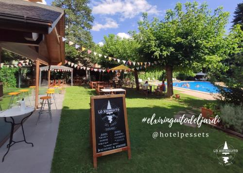 Taman di luar Hotel Restaurant Pessets & SPA