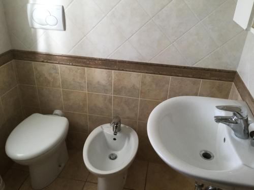 ein Badezimmer mit einem weißen WC und einem Waschbecken in der Unterkunft CASA BLU in Porto SantʼElpidio